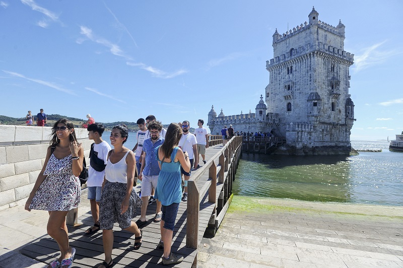 Turistas visitando a Torre de Belém em Lisboa Turistas visitando a Torre de Belém em Lisboa