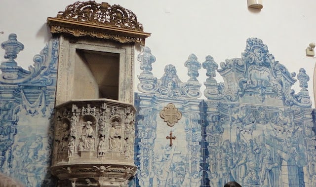 Detalhe azulejo da Igreja do Mosteiro de Santa Cruz Detalhe azulejo da Igreja do Mosteiro de Santa Cruz