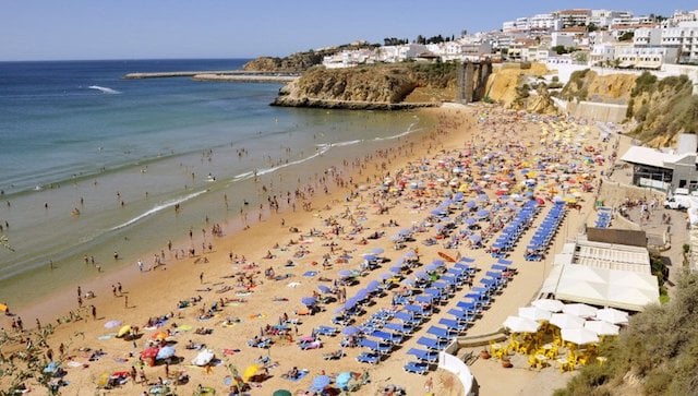 Praia cheia na alta temporada no Algarve Praia cheia na alta temporada no Algarve
