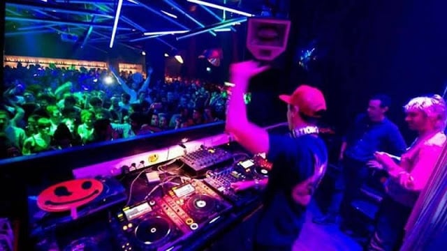 DJ animando a balada Lux Frágil em Lisboa DJ animando a balada Lux Frágil em Lisboa