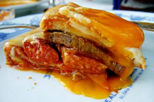 Comer francesinha no Porto Comer francesinha no Porto