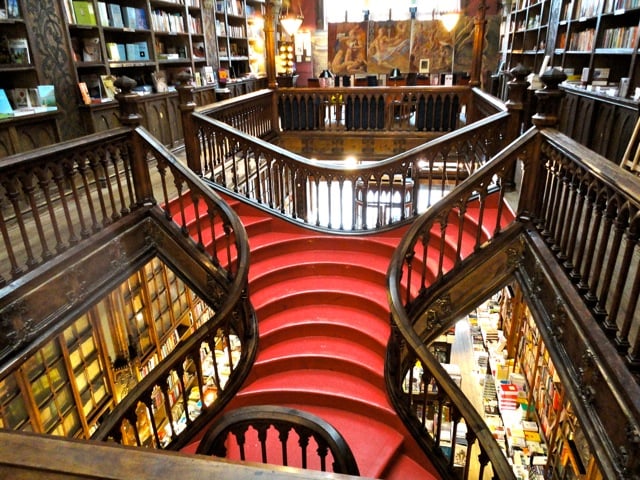Escadarias da Livraria Lello e Irmão no Porto Escadarias da Livraria Lello e Irmão no Porto
