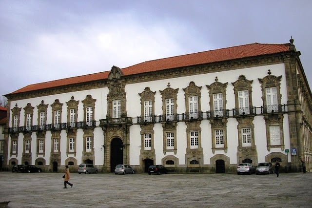 Entrada do Paço Episcopal do Porto História do Paço Episcopal do Porto