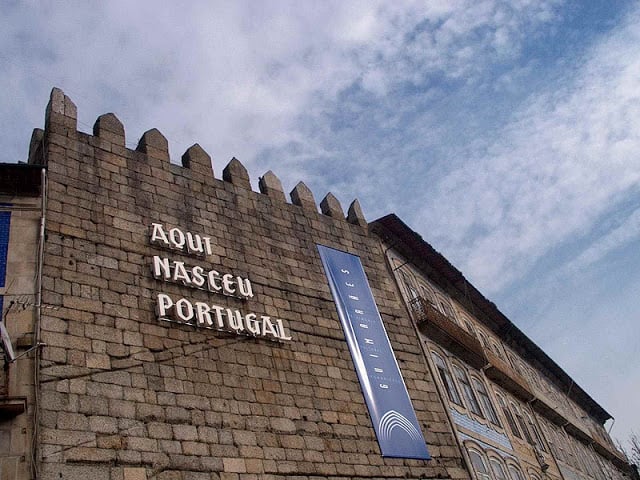 Símbolo de Guimarães - Escritura no Castelo Símbolo de Guimarães - Escritura no Castelo