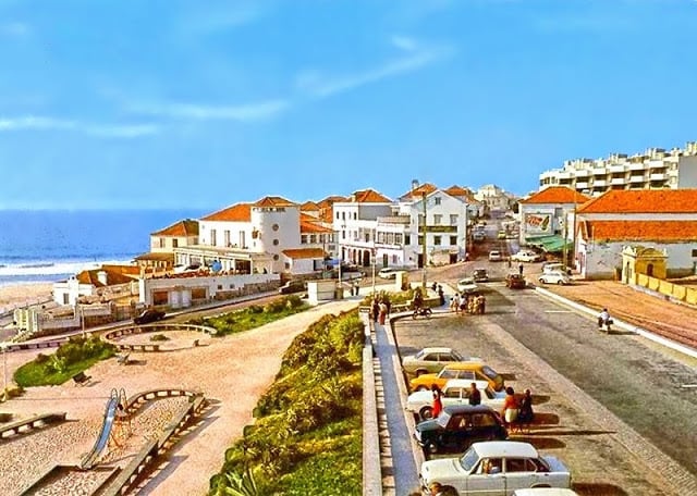 Estacionamento e parquinho para crianças na Praia das Maçãs Estacionamento e parquinho para crianças na Praia das Maçãs