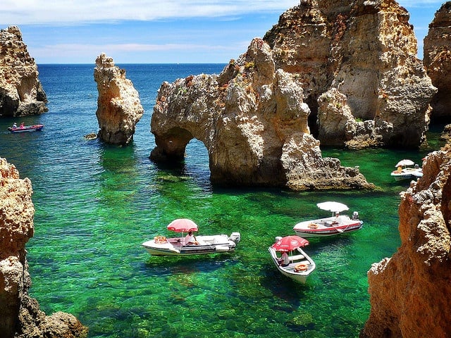 Falésias e formações rochosas na praia da Ponta da Piedade Falésias e formações rochosas na praia da Ponta da Piedade