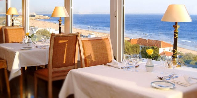 Restaurante com vista para a Praia de Carcavelos Restaurante com vista para a Praia de Carcavelos