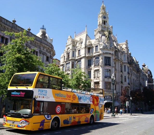 Ônibus da Yellow Bus no Porto Ônibus da Yellow Bus no Porto
