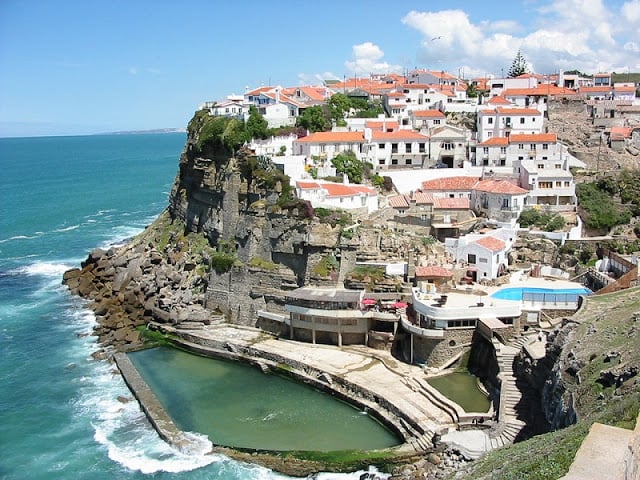Praia de Azenhas do Mar em Sintra Praia de Azenhas do Mar em Sintra