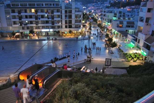 Caminhada pelo centro à noite em Albufeira Caminhada pelo centro à noite em Albufeira