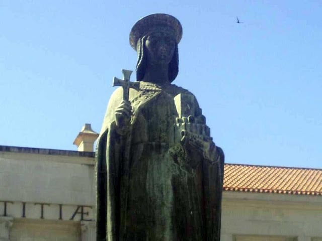 Escultura em homenagem à Condessa Mumadona Escultura em homenagem à Condessa Mumadona