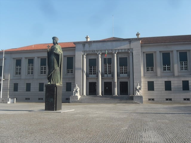 Escultura da Condessa Mumadona em Guimarães Escultura da Condessa Mumadona em Guimarães