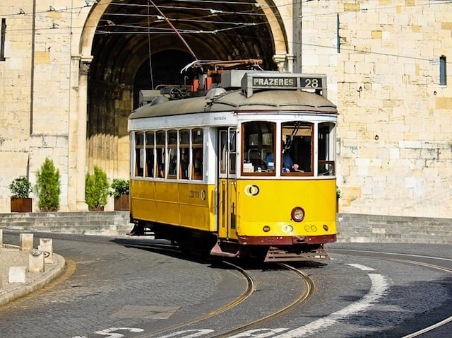 Elétrico 28 na frente da Sé de Lisboa Elétrico 28 na frente da Sé de Lisboa