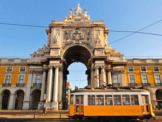 Elétrico na Praça do Comércio em Lisboa Elétrico na Praça do Comércio em Lisboa
