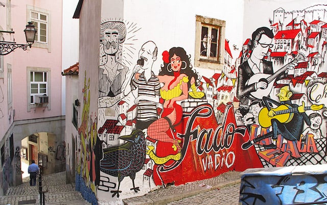 Ruas típicas de Lisboa com grafite de fado Ruas típicas de Lisboa com grafite de fado