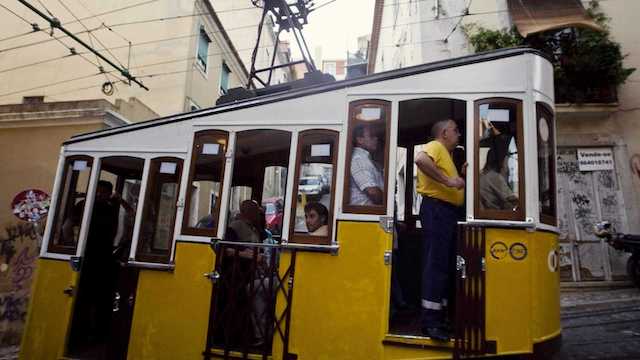 Elevador da Bica subindo para o Bairro Alto Elevador da Bica subindo para o Bairro Alto
