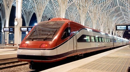 Trem Alfapendular na Estação Oriente em Lisboa Trem Alfapendular na Estação Oriente em Lisboa
