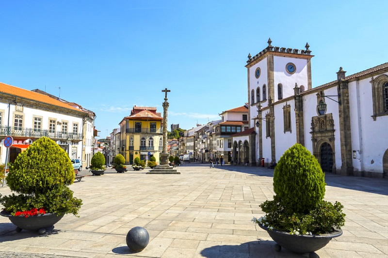 Praça de Bragança com vasos de plantas Praça de Bragança com vasos de plantas